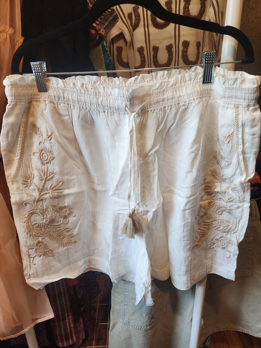 Johnny Was Ivory Embroidered High-Waist Shorts